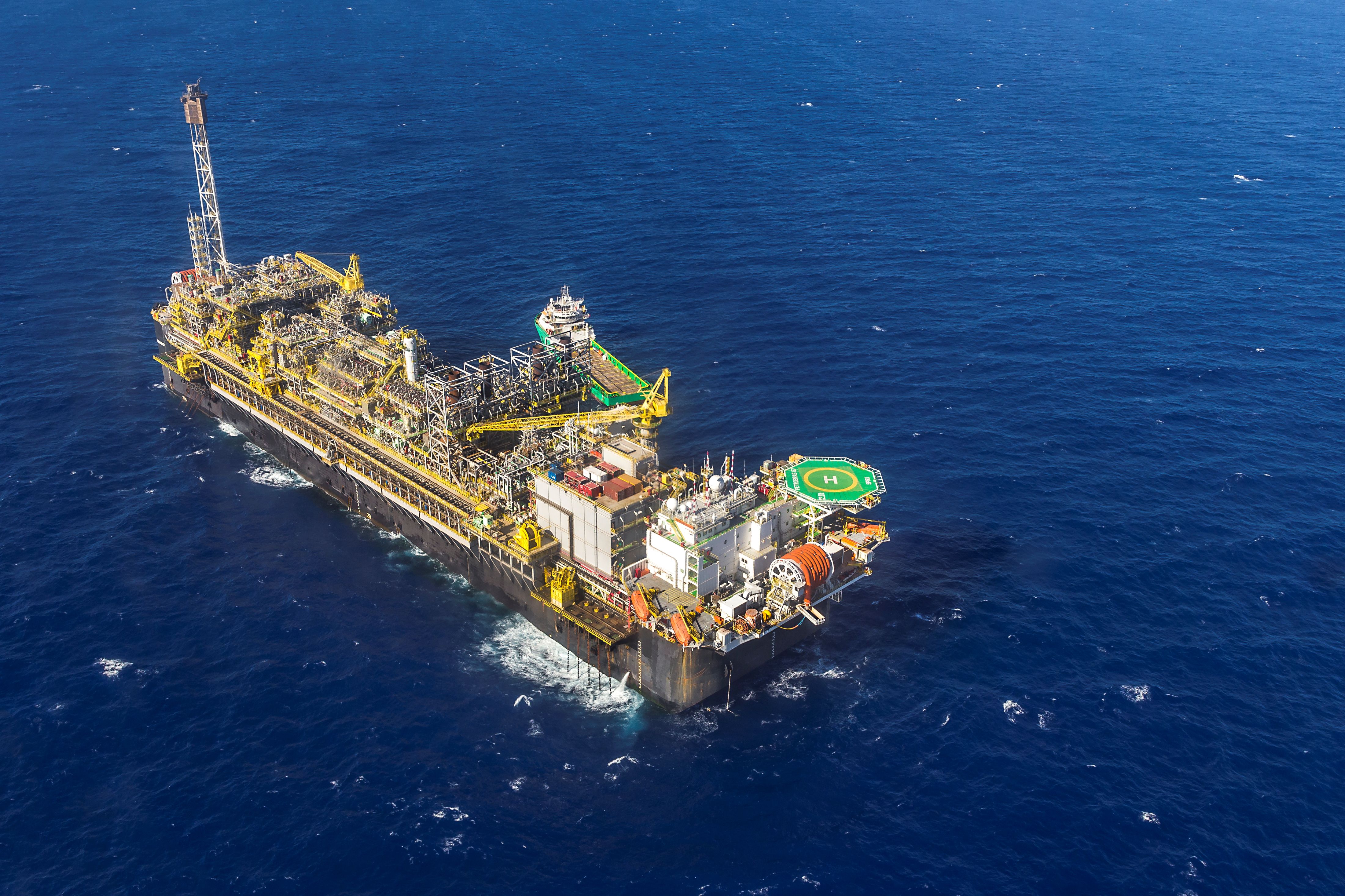 Plataforma P-67 operando no pré-sal da Bacia de Santos